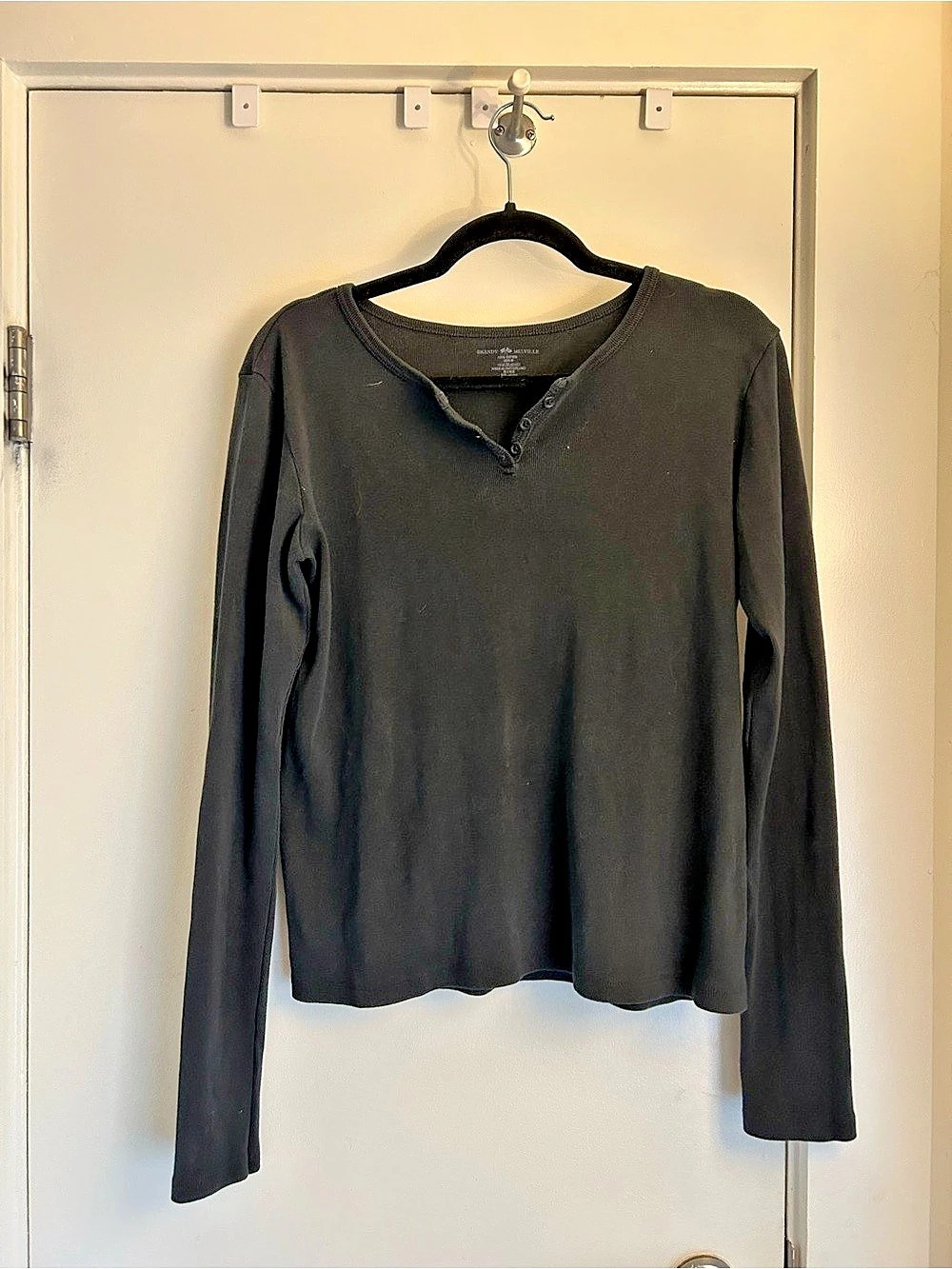 Brandy Melville Long Sleeve Henley in Black Size Medium